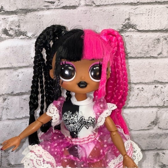 L.O.L. Surprise! LOL Surprise OMG Rock Metal Chick Remix Fashion Punk Doll - Picture 3 of 13